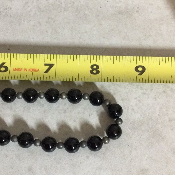Black round with gray bead necklace - Picture 6 of 6